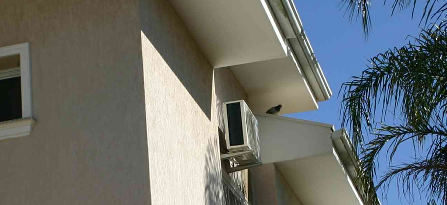 Os Pombos podem ficam em cima de telhados, aparelhos de ar-condicionados e janelas.
